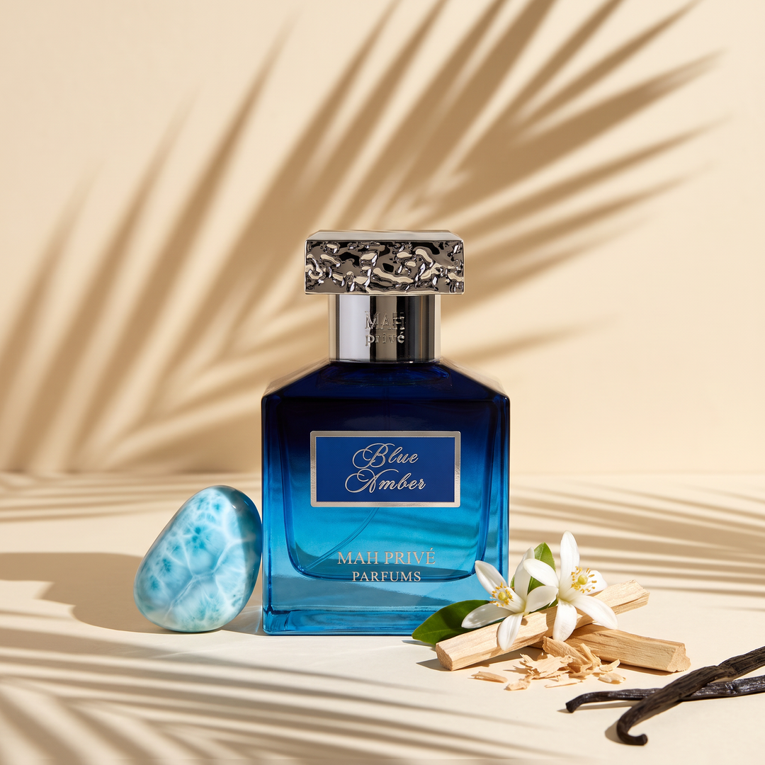 Blue Amber à l'ombre d'un palmier, avec une pierre de larimar au pied du flacon