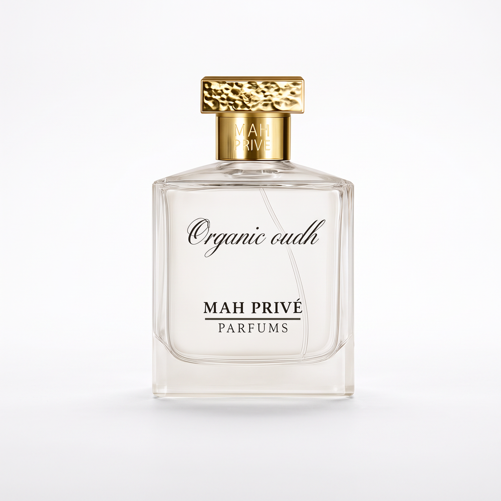 Organic Oudh, extrait de parfum MAH Privé, flacon en verre transparent et capot martelé or sur fond blanc
