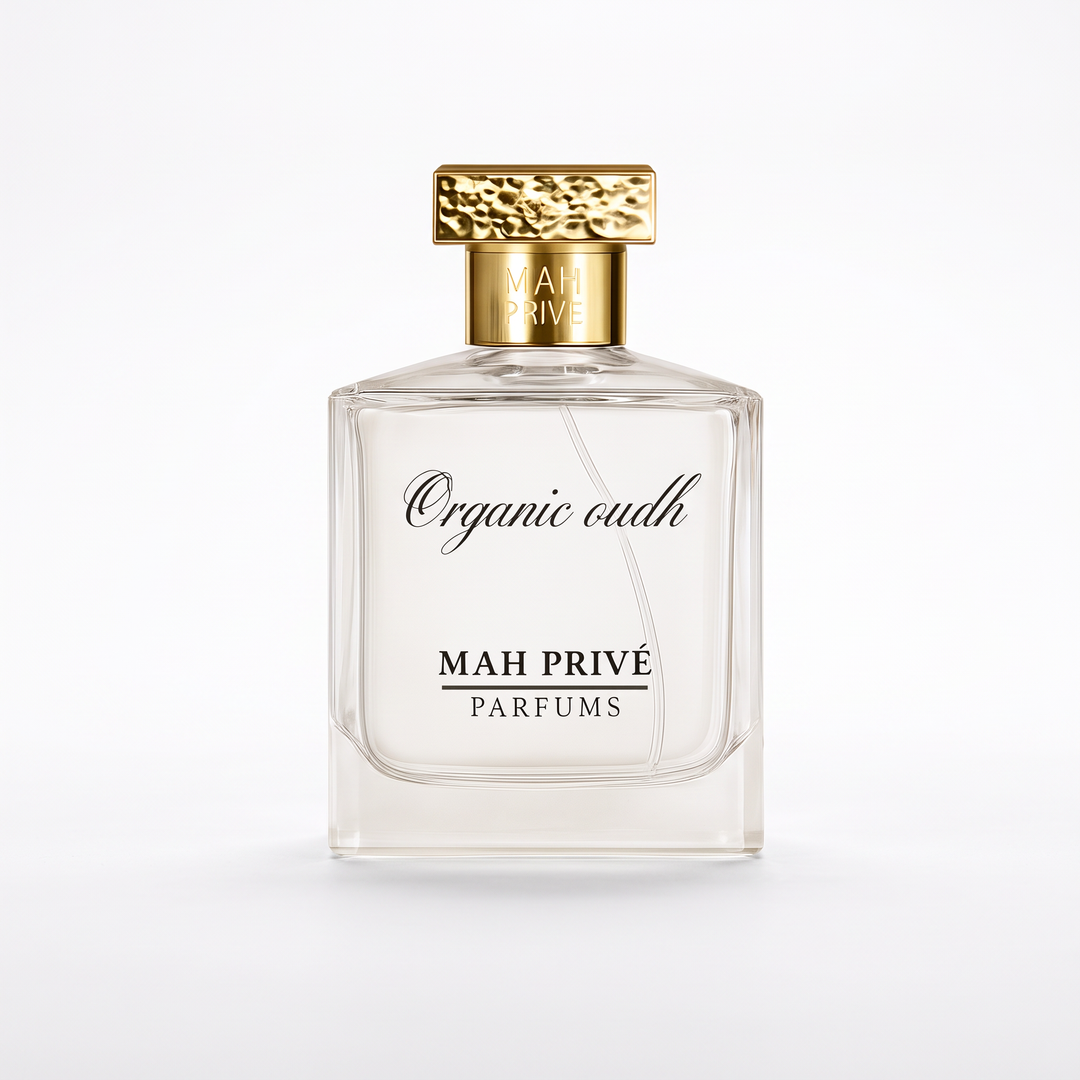 Organic Oudh, extrait de parfum MAH Privé, flacon en verre transparent et capot martelé or sur fond blanc