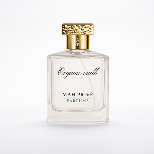Organic Oudh, extrait de parfum MAH Privé, flacon en verre transparent et capot martelé or sur fond blanc